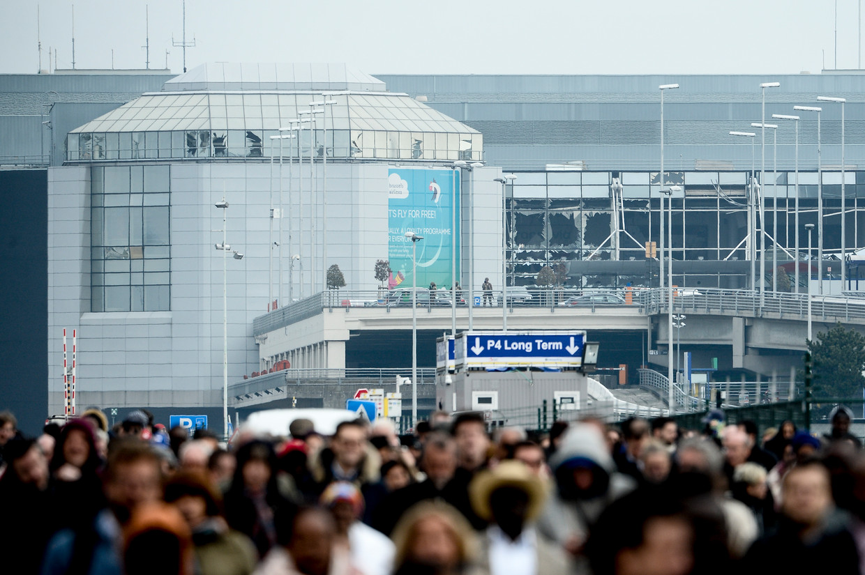 Evacuatie van passagiers in Zaventem, nadat er twee ontploffingen plaatsvonden in de vertrekhal van Brussels Airport op 22 maart 2016. Beeld BELGA
