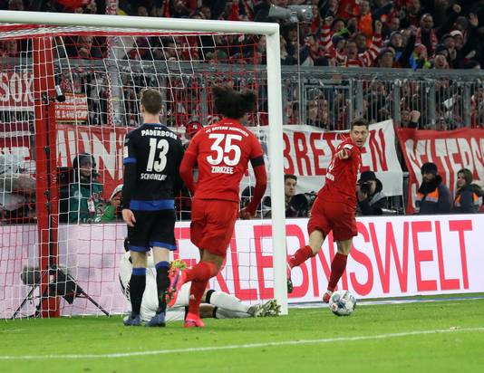 Lewandowski viert feest na zijn goal.