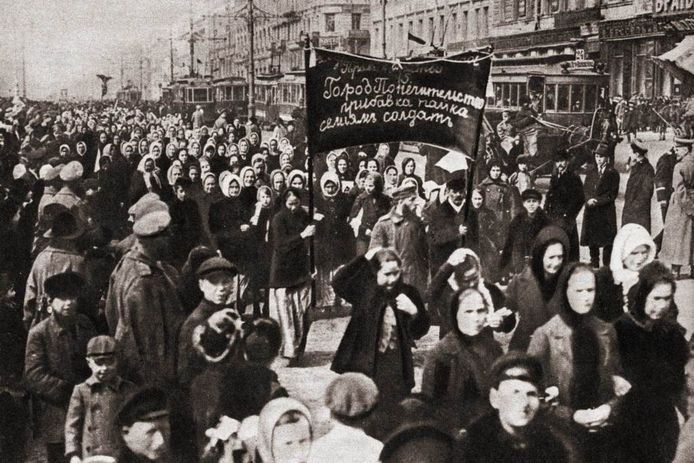 Vrouwen betogen voor 'brood en vrede' in Petrograd (Rusland) op 8 mei 1917
