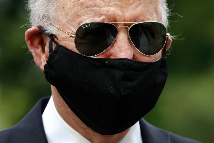 Als Joe Biden in het openbaar verschijnt, draagt hij in tegenstelling tot Donald Trump wel een mondmasker.