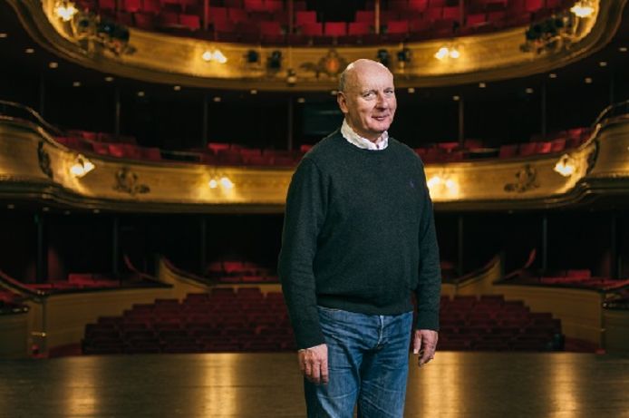 Docent, regisseur en directeur van Jeugdtheaterschool Zuid-Holland Theo Ham is koninklijk onderscheiden