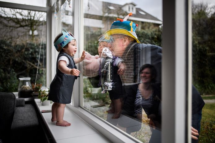 Een Jaar Na De Eerste Lockdown Zij Kunnen Hun Feestje Alweer Niet Vieren En Eten De Taart In Klein Gezelschap Home Gelderlander Nl