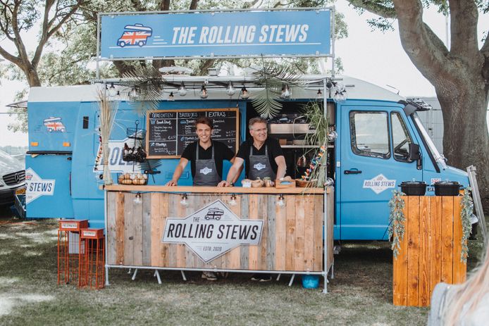 Patrick Legebeke (rechts) en zijn zoon Siemen op het foodtruckfestival in IJsselstein. Patrick geniet volop tijdens de festivals. ,,Al die foodtruckmensen vormen één grote familie.''
