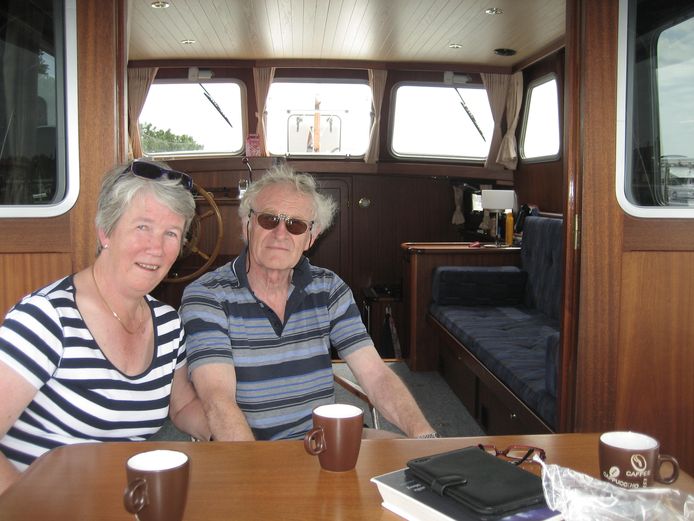 Anneke en Jan Pothoff aan de koffie in de kajuit van hun huurjacht.