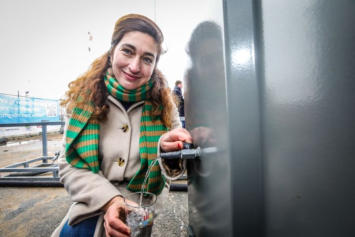 Minister Demir laat het gezuiverde zeewater in haar beker stromen