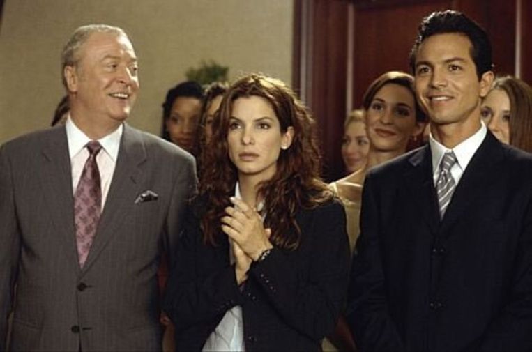 Michael Caine, Sandra Bullock e Benjamin Bratt in Miss Congeniality di Donald Petrie.  immagine 