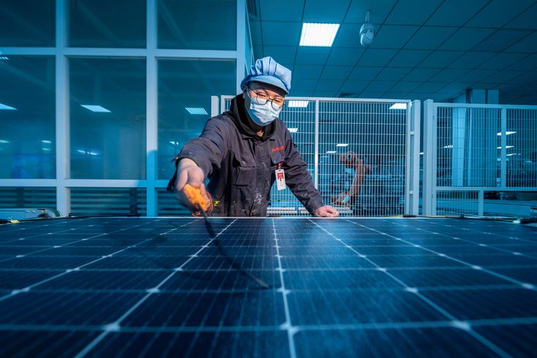 Een zonnepanelenfabriek in Yangzhong, in het oosten van China.  Beeld AFP