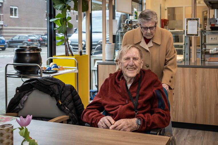 Annie Mellenbergh (93) brengt Piet Bakker (90) naar het restaurant voor de lunch.  Beeld Dingena Mol