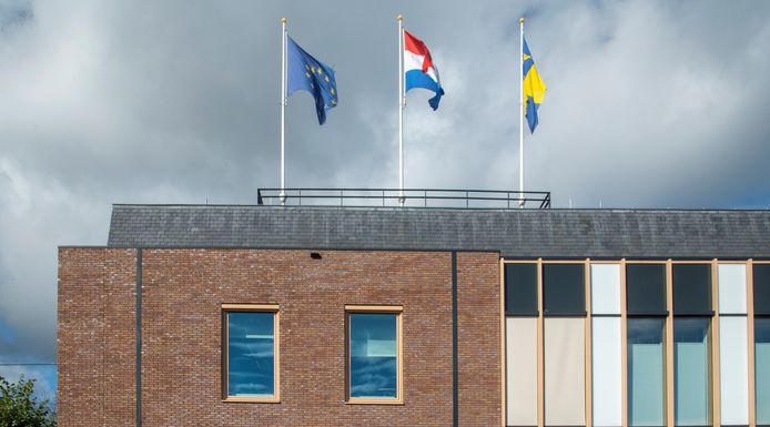 Nu hangen er 3 vlaggen boven het gemeentehuis in Putten. Of de regenboogvlag op 11 oktober ook gehesen wordt is nog maar de vraag.