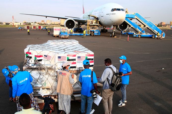 Een lading vaccins verscheept via Covax komt aan in Soedan.