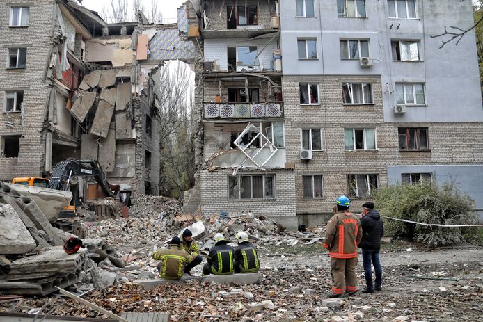 Een verwoest flatgebouw in Mykolajiv