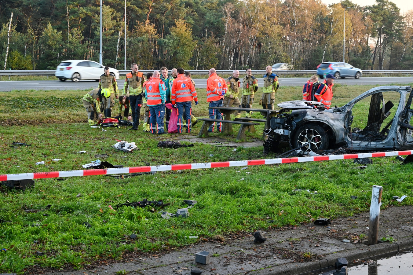 enorme-ravage-langs-a58-bij-tilburg-auto-breekt-in-stukken-bij-crash