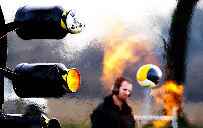 Met het explosieve carbid en een melkbus of ton zijn daverende knallen te produceren.