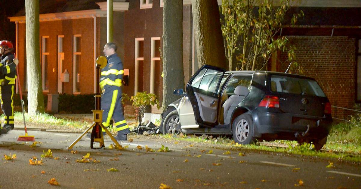 Automobilist naar ziekenhuis na botsing tegen boom.