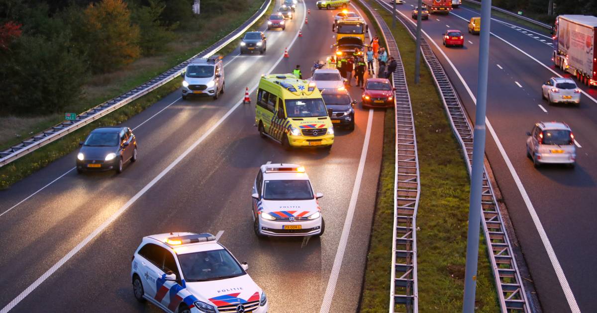 Flinke vertraging op A50 bij Apeldoorn door ongeluk met autos en motor.