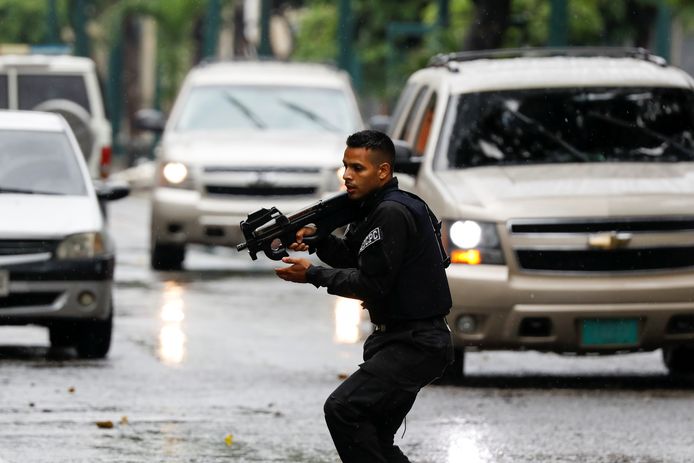 Leden van de veiligheidstroepen nemen hun posities in tijdens de operatie die bedoeld was om  de controle over Cota 905, een populair district van Caracas, terug te krijgen.