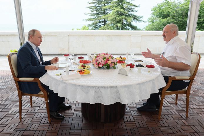 Vladimir Poetin en Alexander Lukashenko spreken met elkaar tijdens een lunch in Sochi.