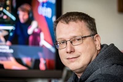Bijna dove Eric (44) uit Borne luistert met tolk naar Top 2000: ‘Helaas draaien ze geen piratenmuzie