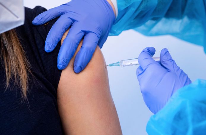 De vaccins blijken al een serieuze invloed te hebben op het aantal besmettingen en sterfgevallen.