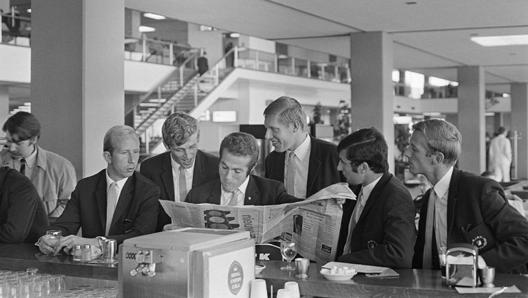16 september 1968: Henk Groot, Piet Keizer, Bennie Muller, Ton Pronk, Sjaak Swart en Klaas Nuninga op Schiphol, in afwachting van hun vlucht naar Neurenberg. Beeld Nationaal Archief/ Anefo 921-6825