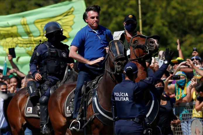 President Jair Bolsonaro rijdt paard tijdens een ontmoeting met zijn aanhangers in hoofdstad Brasilia. (31/05/2020)