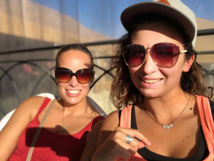 Tessa (23) en Sara (25) zijn twee Belgische slachtoffers. De twee jongedames uit Leuven regelden hun vakantie in Marokko via Travelbird, maar moesten ter plaatse vaststellen dat hun hotel niet betaald was.