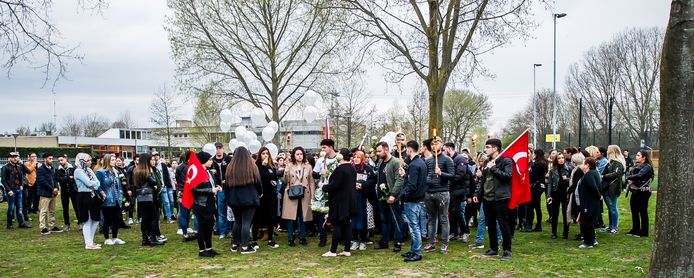 Breda 2018, Stille tocht ter nagedachtenis aan Kaan Safranti uit Breda. Hij kwam om mij een mislukte drugsdeal. Velen in de wijk kenden hem van de voetbal en waren in shock.

Stille Tocht, ter nagedachtenis aan de neergeschoten Kaan S. 

Foto: Kn / Pix4Profs