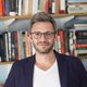 Jason Hickel bestrijdt het kapitalisme: ‘We denken dat economische groei ons leven beter maakt, maar die vergroot de ongelijkheid en maakt ons ziek’