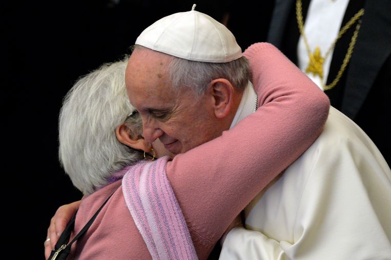 Paus Franciscus op archiefbeeld uit 2014, tijdens een ontmoeting met blinde en dove mensen in het Vaticaan. Beeld Hollandse Hoogte / AFP
