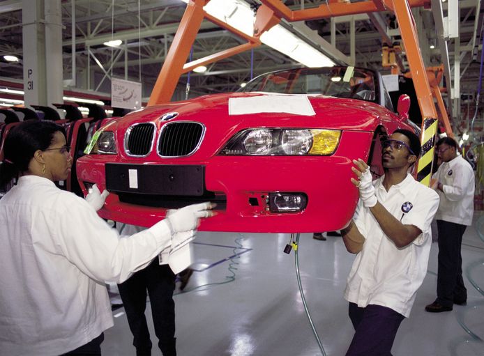 Werknemers aan het werk  in de BMW-fabriek in het Amerikaanse Spartanburg (South Carolina). Foto uit 2002.