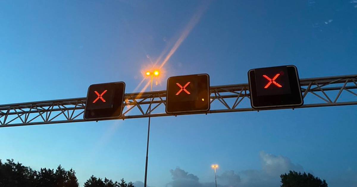 A50 dicht bij Schaijk door ongeval, traumahelikopter ingezet.