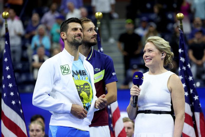 Novak Djokovic laat zijn t-shirt met daarop de beeltenis van Kobe Bryant zien na het winnen van de finale van het US Open.