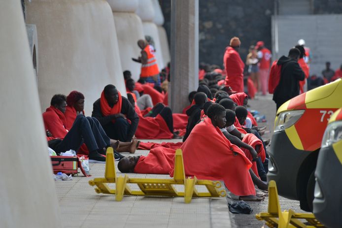 Medewerkers van het Rode Kruis ontfermen zich over de migranten in de haven van La Restinga op El Hierro. Beeld van 3 oktober 2023.