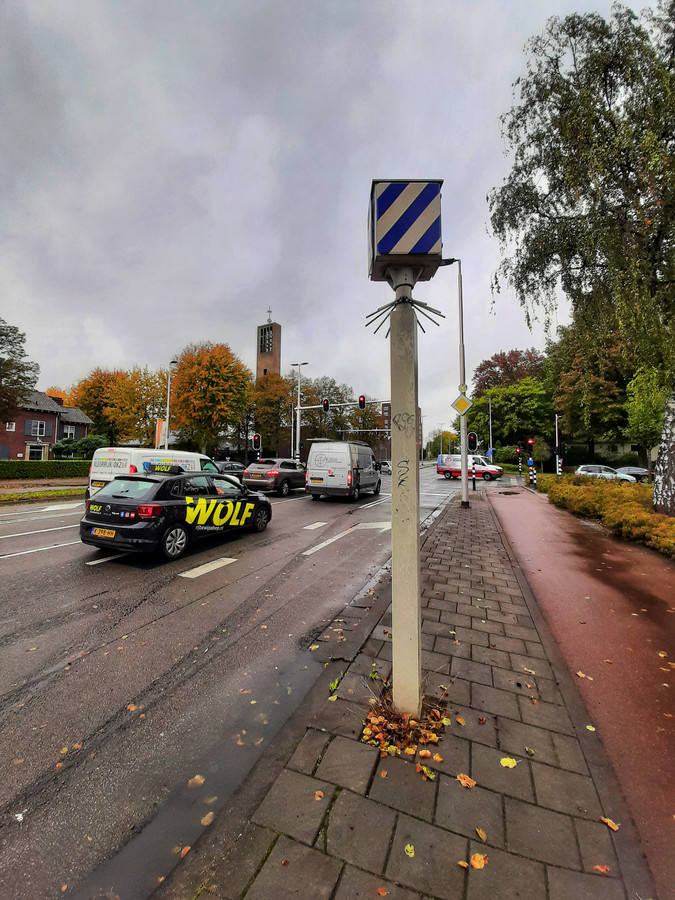 De flitspaal op de Ringbaan-Oost met de Caspar Houbenstraat onderaan ‘de bult'. Zouden bestuurders onbewust een stootje gas geven om omhoog te rijden?