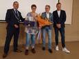 Brigitta van Rooij-Peeters (59) uit Huijbergen is vrijdag tijdens een vergadering van het Dorpsplatform benoemd tot Lid in de Orde van Oranje-Nassau vanwege haar vele vrijwilligerswerk. Links van haar de Woensdrechtse burgemeester Steven Adriaansen, rechts de wethouders Lars van der Beek en Thierry de Heer.