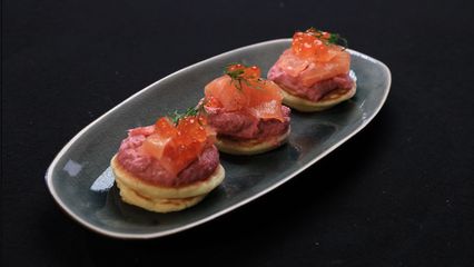 121. Blinis, Crème de Betterave et Saumon Fumé
