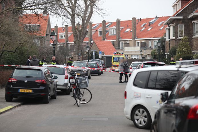Een kindje is zwaargewond naar het ziekenhuis gebracht na een aanrijding in Den Haag.