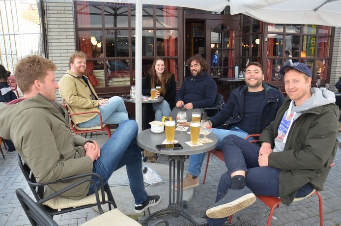 Een groepje vrienden op het terras van café Ragtime in de Langemuntstraat in Ninove.