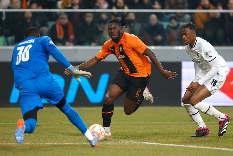 Voormalig Ajax-speler Lassina Traoré stuit in de heenwedstrijd van Sjachtar Donetsk tegen Stade Rennes op de Franse doelman Steve Mandanda. Beeld AP