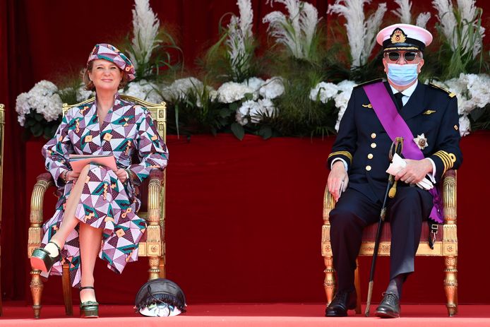 La princesse Delphine et le prince Laurent dans les tribunes du défilé militaire.