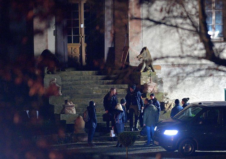 Rechercheurs bij het jachtslot Waidmannsheil in Bad Lobenstein, waar woensdag enkele rechts-extremisten werden opgepakt.  Beeld Matthias Rietschel / Reuters