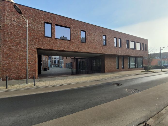 Het Annuntiata Instituut in Veurne, de middelbare school waar oplichtster Nele D. (59) les gaf. Op het moment van de feiten was ze evenwel met ziekteverlof.