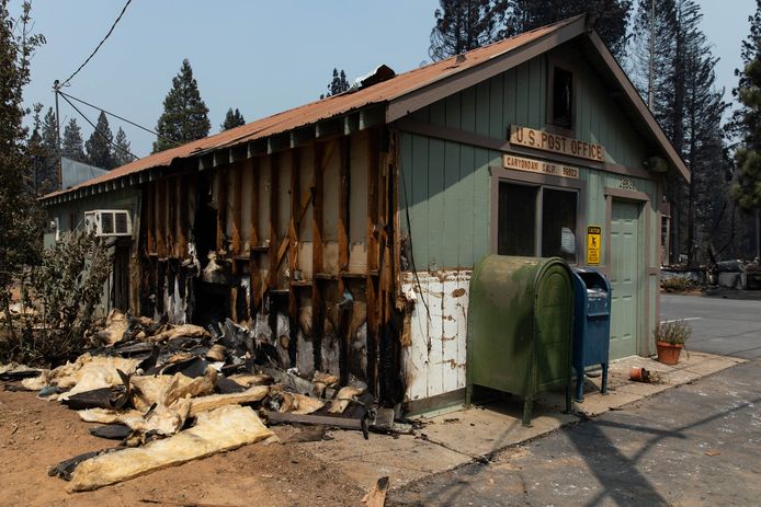Een postkantoor in Californië ging gedeeltelijk in vlammen op.