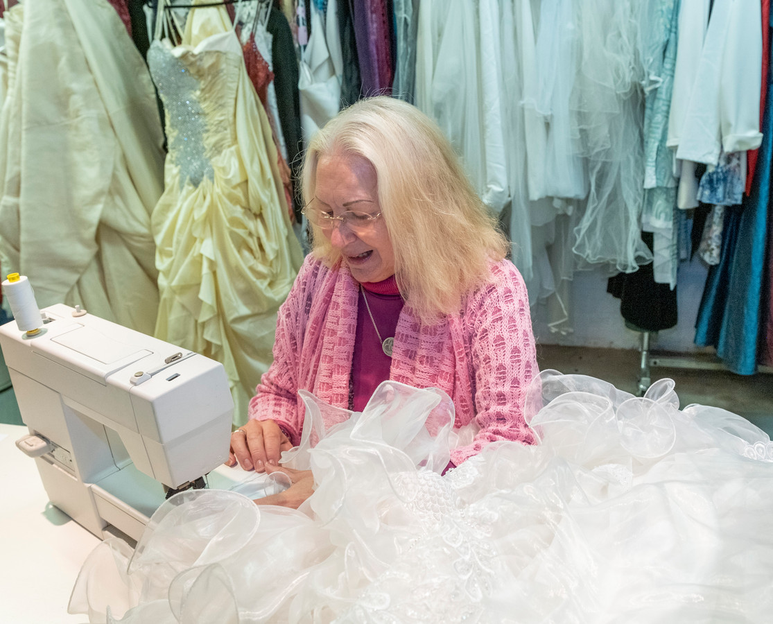 Michèle Piet is kleermaker en vermaakt en maakt kleding in haar atelier TrèsM. Bruidsjurken kunnen altijd passend gemaakt worden. ,,Dat is mijn verdienmodel."