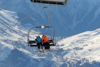 Franse skigebieden komen in opstand tegen verplichte sluiting skiliften, in Zwitserland is sluiting niet aan de orde