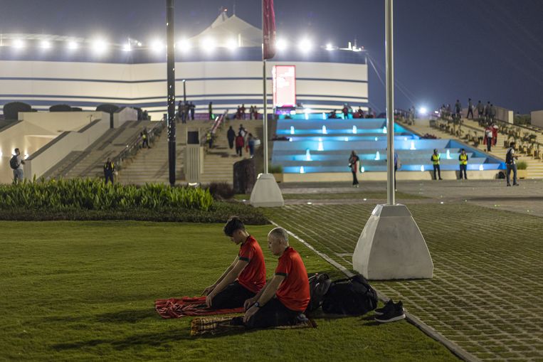 Marokkaanse fans bidden buiten het stadion in Doha voor de halve finale tegen Frankrijk. Beeld ANP / EPA
