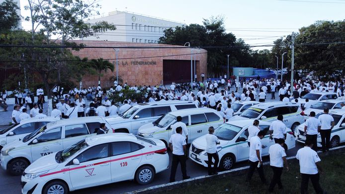 Taxichauffeurs protesteren in de Mexicaanse badplaats Cancún tegen de komst van Uber.