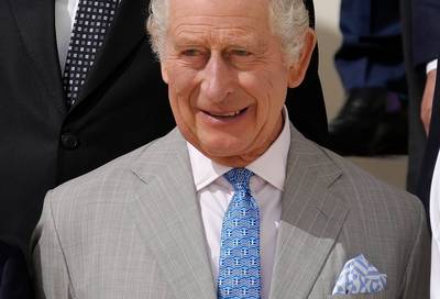 Controverse rond veelzeggende das van koning Charles: mengt hij zich in diplomatieke rel tussen Britten en Grieken?