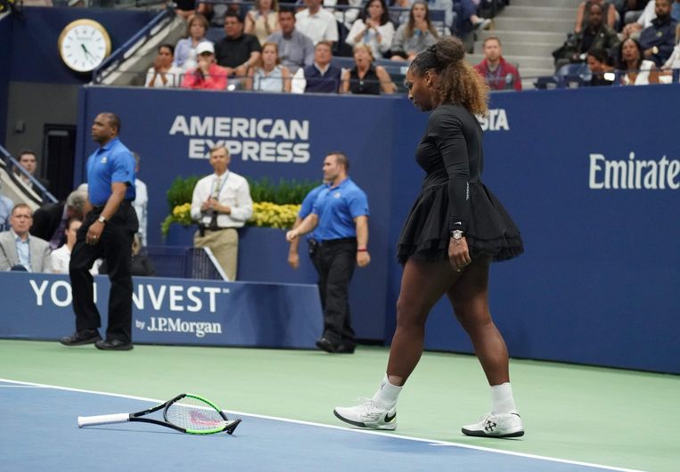 Serena Williams gooit uit frustratie haar racket kapot. Beeld AFP