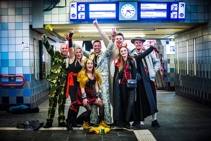 Deze carnavalsgangers blijven nog goed in het spoor